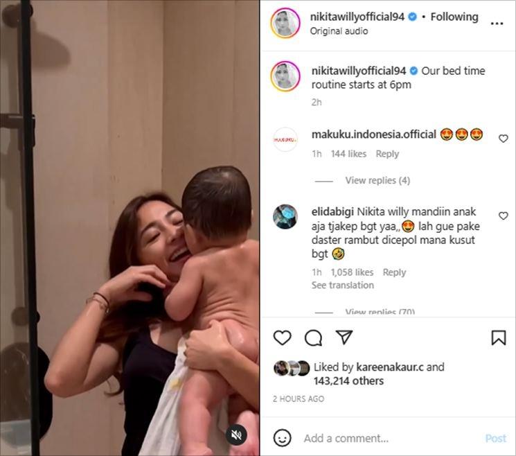 Penampilan Nikita Willy saat mandiin anak bikin salfok. (Instagram/@nikitawillyofficial94)