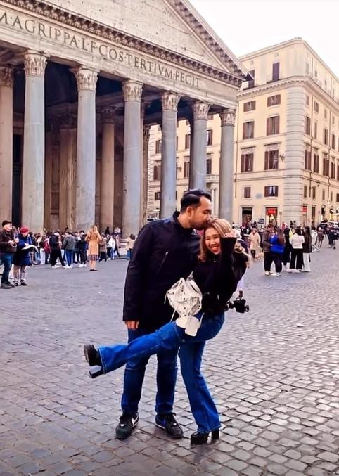 Potret bulan madu Kiky Saputri di Italia. (Instagram/@kikysaputrii)