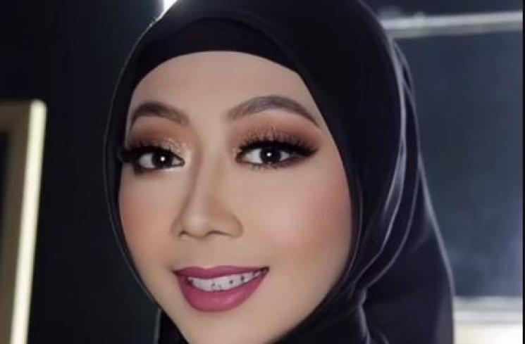 Potret Asri Welas Berhijab. (Instagram/joemakeup20)