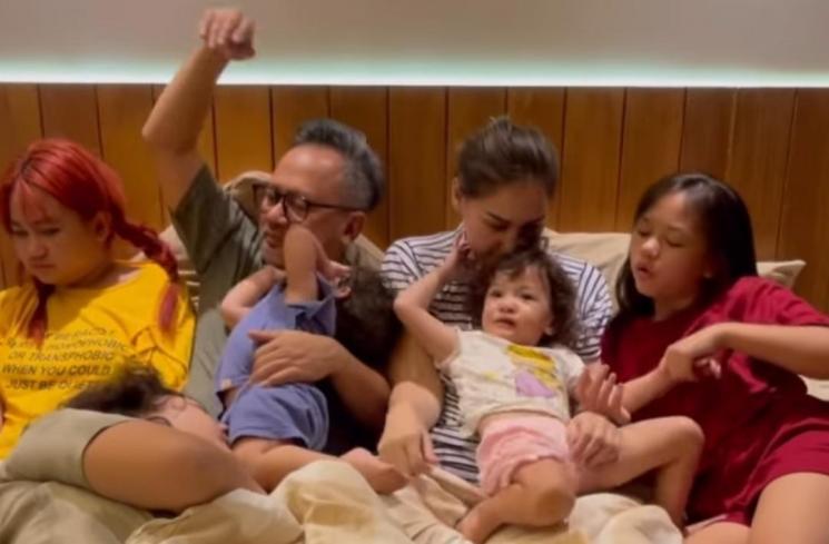 Potret Indra Brasco Momong Anak. (Instagram/@indrabrasco) 