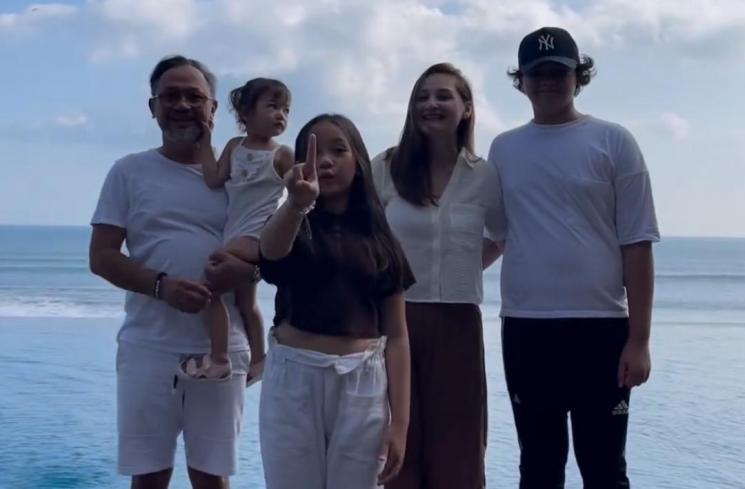 Potret Indra Brasco Momong Anak. (Instagram/@indrabrasco) 