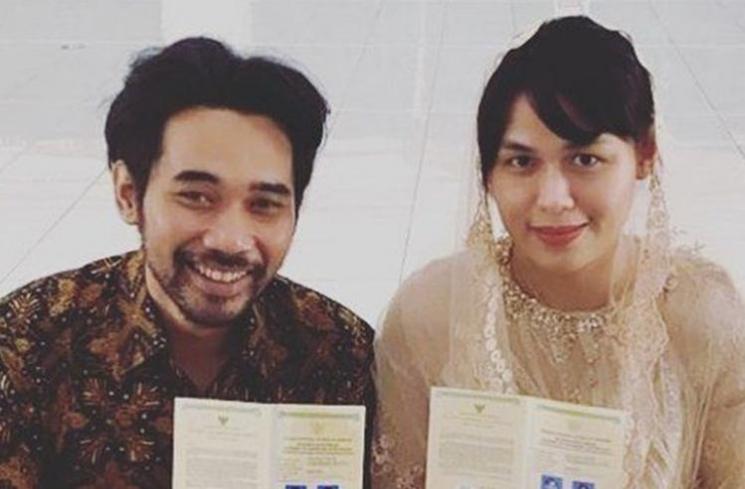 Artis nikah di KUA. (Instagram/didoeyes)