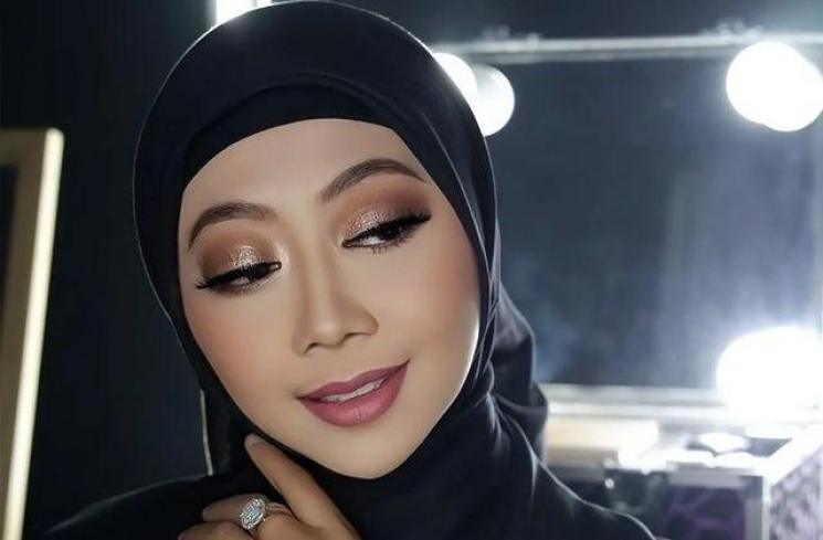 Potret Asri Welas Berhijab. (Instagram/joemakeup20)