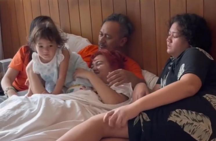 Potret Indra Brasco Momong Anak. (Instagram/@indrabrasco) 