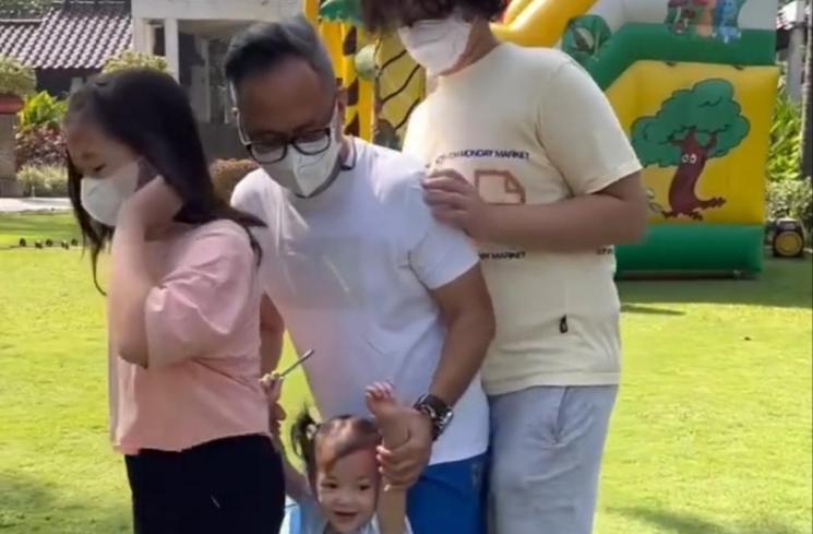 Potret Indra Brasco Momong Anak. (Instagram/@indrabrasco) 