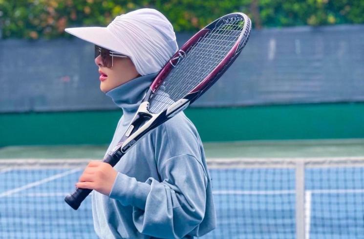 Syahrini main tenis. (Instagram/princessyahrini)