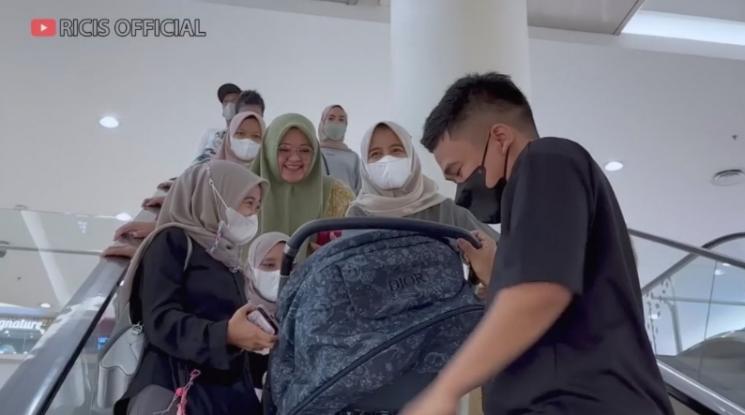 Momen Ria Ricis Belanjakan ART di Mall. (YouTube/Ricis Official)