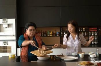 10 Momen Nikita Willy Masak bareng Mertua, Belajar Bikin Makanan Favorit Suami