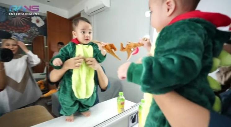 Pemotretan Cipung Tema Dinosaurus. (YouTube/RANS Entertainment)