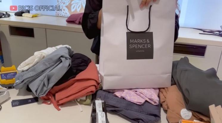 Momen Ria Ricis Belanjakan ART di Mall. (YouTube/Ricis Official)