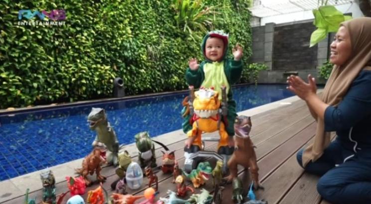 Pemotretan Cipung Tema Dinosaurus. (YouTube/RANS Entertainment)