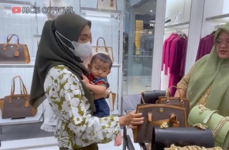 Momen Ria Ricis Belanjakan ART di Mall. (YouTube/Ricis Official)