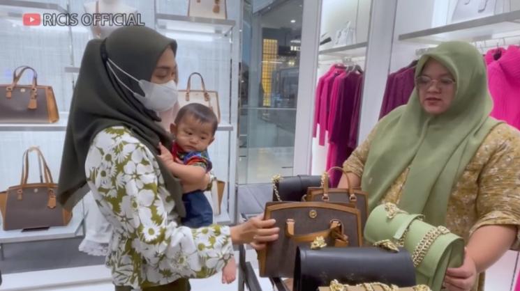 Momen Ria Ricis Belanjakan ART di Mall. (YouTube/Ricis Official)