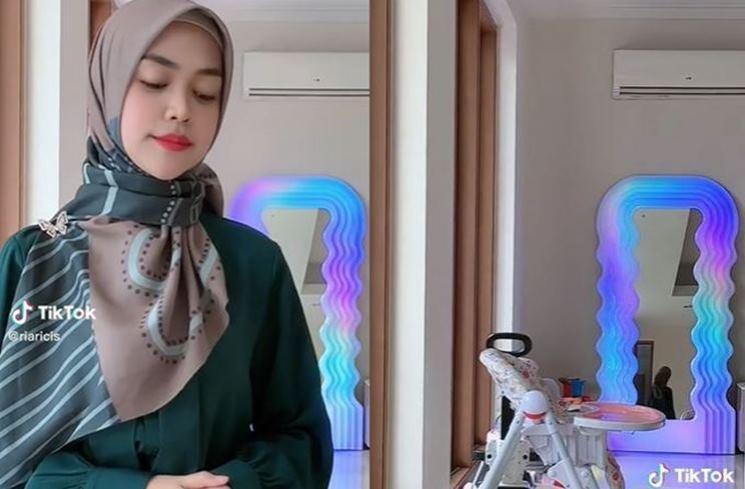 Ria Ricis pakai cermin Rp170 juta. (TikTok/@riaricis)
