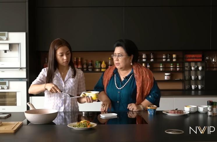 Momen Nikita Willy masak bareng mertua (YouTube/Nikita Willy Official)
