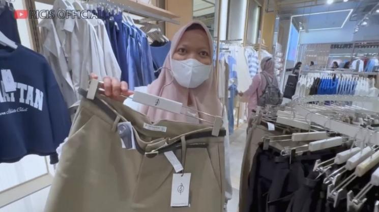 Momen Ria Ricis Belanjakan ART di Mall. (YouTube/Ricis Official)