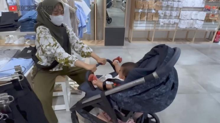 Momen Ria Ricis Belanjakan ART di Mall. (YouTube/Ricis Official)