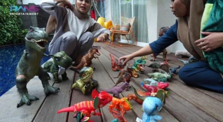 Pemotretan Cipung Tema Dinosaurus. (YouTube/RANS Entertainment)