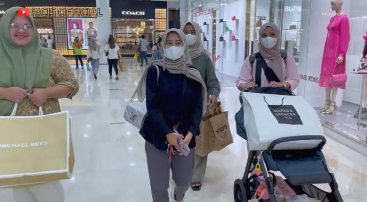 Momen Ria Ricis Belanjakan ART di Mall. (YouTube/Ricis Official)