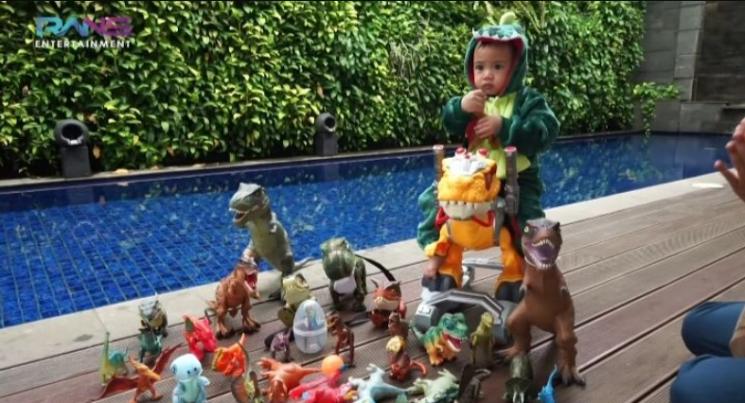 Pemotretan Cipung Tema Dinosaurus. (YouTube/RANS Entertainment)
