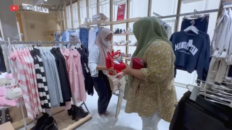 Momen Ria Ricis Belanjakan ART di Mall. (YouTube/Ricis Official)