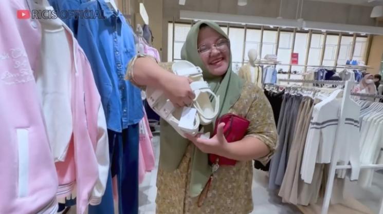 Momen Ria Ricis Belanjakan ART di Mall. (YouTube/Ricis Official)