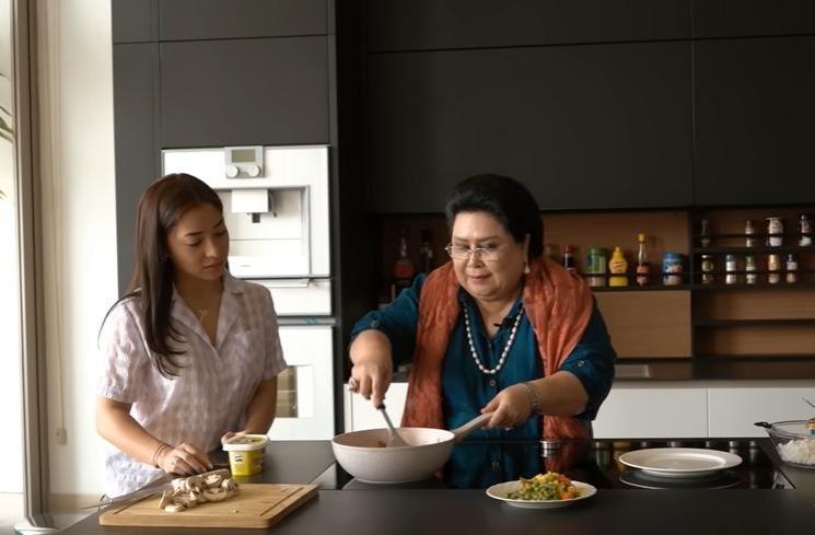 Momen Nikita Willy masak bareng mertua (YouTube/Nikita Willy Official)