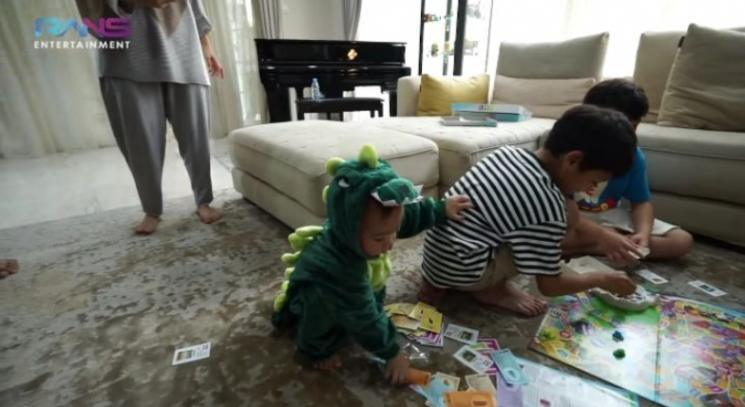 Pemotretan Cipung Tema Dinosaurus. (YouTube/RANS Entertainment)