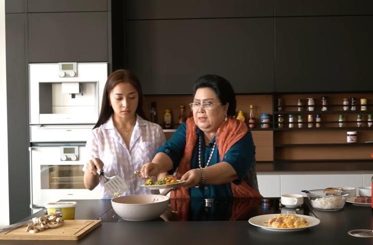 Momen Nikita Willy masak bareng mertua (YouTube/Nikita Willy Official)