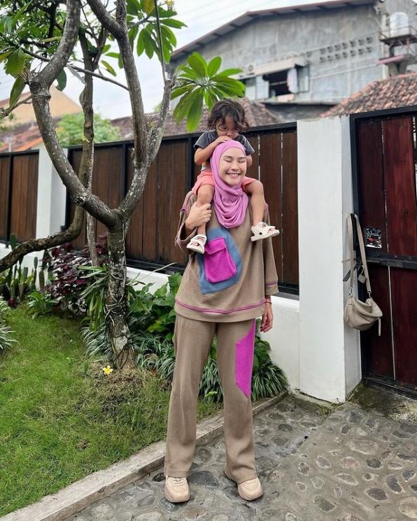 Artis yang Tetap Awet Muda Meski Punya Banyak Anak. (Instagram/zaskiadyamecca)