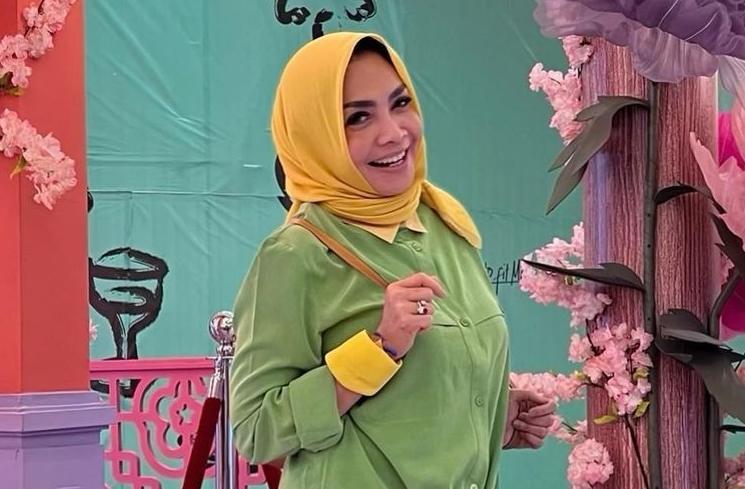 Artis dipuji awet muda meski sudah jadi nenek (Instagram/@rieta_amilia)
