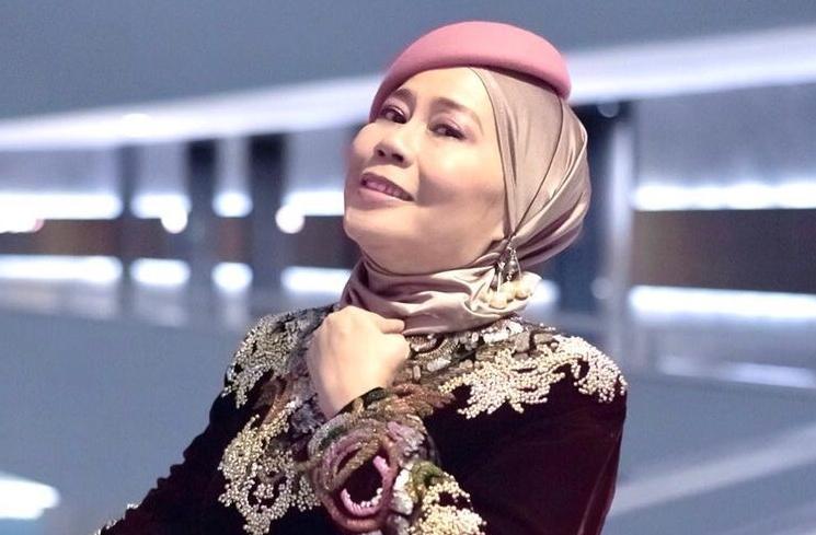 Artis dipuji awet muda meski sudah jadi nenek (Instagram/@dewiyullofficial)