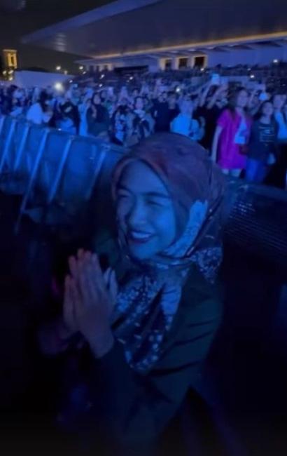 Potret Ria Ricis Nonton Westlife. (Instagram/riaricis1795)