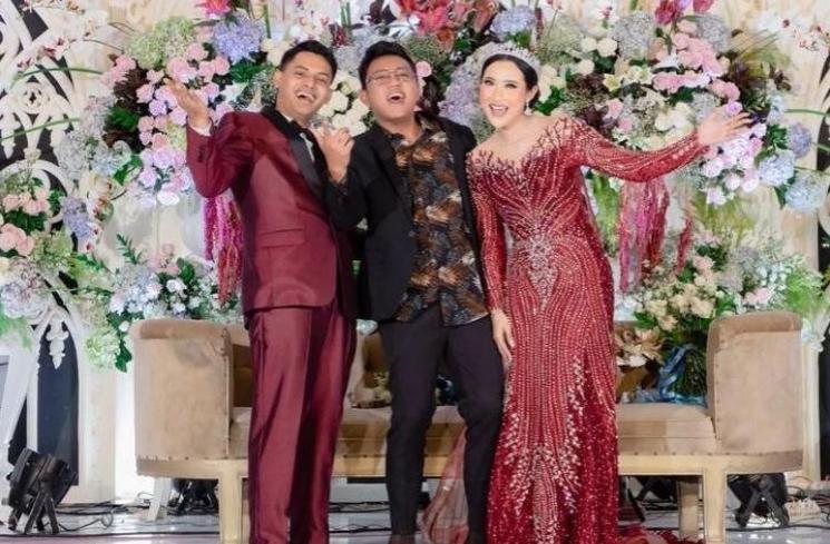 Artis Kondangan Tanpa Pasangan (Instagram/denny_caknan)