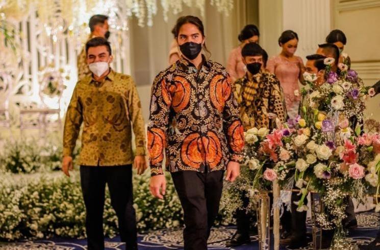 Artis Kondangan Tanpa Pasangan (Instagram/elelrumi)