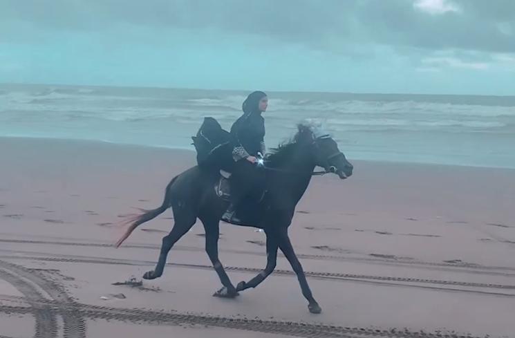 Potret Zaskia Sungkar Berkuda di Pantai (instagram/@zaskiasungkar15)