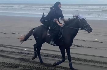 10 Potret Zaskia Sungkar Berkuda di Pantai, Bak Perempuan Berkalung Sorban