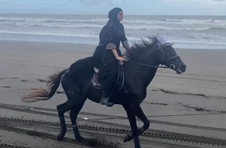 Potret Zaskia Sungkar Berkuda di Pantai (instagram/@zaskiasungkar15)