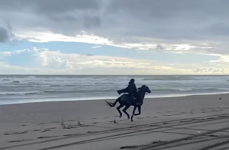 Potret Zaskia Sungkar Berkuda di Pantai (instagram/@zaskiasungkar15)