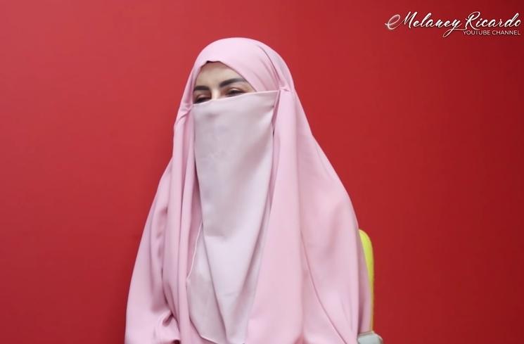 Artis Mengubah Penampilan Lebih Religius (YouTube/Melaney Ricardo)