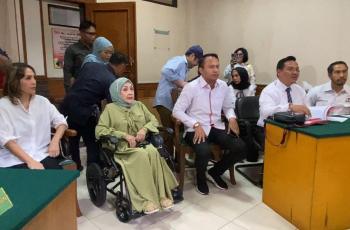 Gaya Mewah Keluarga saat Hadiri Sidang Cerai Perdana Ferry Irawan
