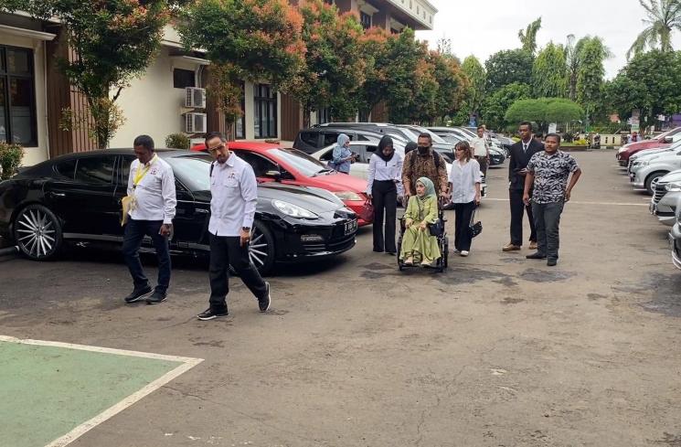 Suasana sidang cerai perdana Ferry Irawan dan Venna Melinda di Pengadilan Agama Jakarta Selatan, Kamis (16/2/2023). (MataMata.com/Adiyoga Prayoga)