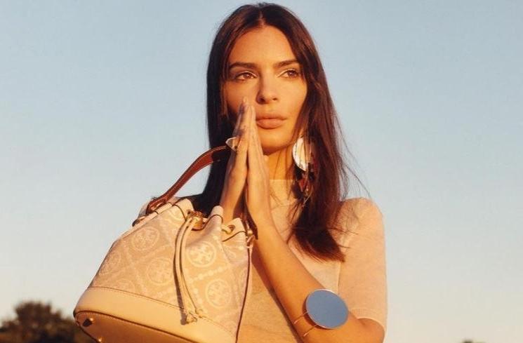 Profil Emily Ratajkowski (Instagram/@emrata)