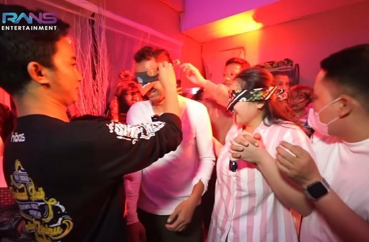 Momen kejutan ultah Raffi Ahmad dan Nagita Slavina (YouTube Rans Entertainment)