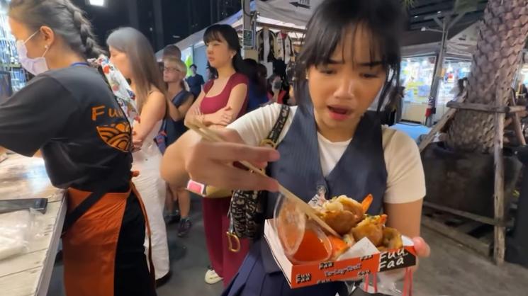 Potret Fuji jajan kaki lima di Thailand. (YouTube/Fuji an)