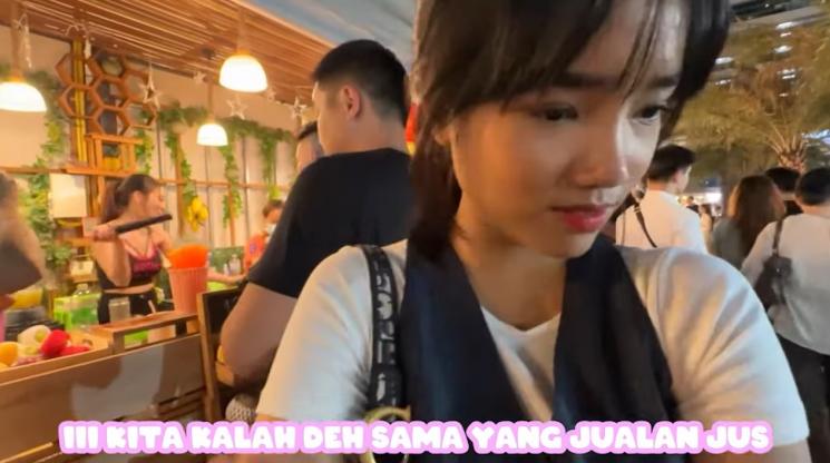 Potret Fuji jajan kaki lima di Thailand. (YouTube/Fuji an)