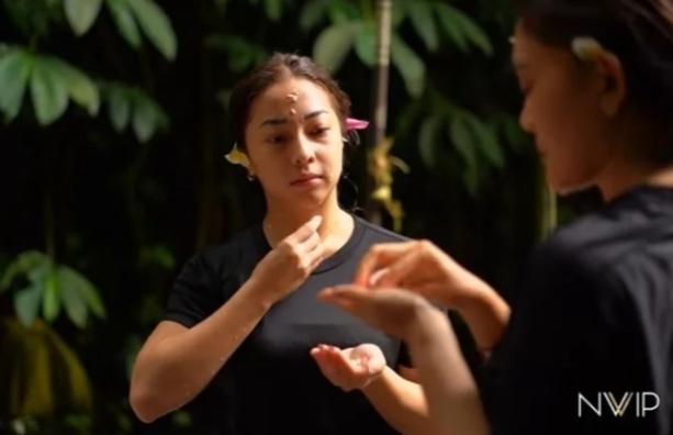 Apa Itu Melukat? (YouTube/Nikita Willy Official)