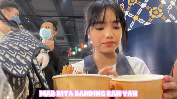 Potret Fuji jajan kaki lima di Thailand. (YouTube/Fuji an)