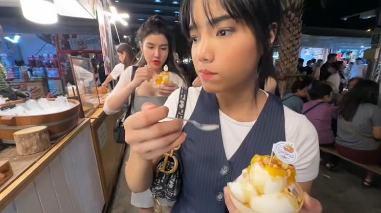 Potret Fuji jajan kaki lima di Thailand. (YouTube/Fuji an)