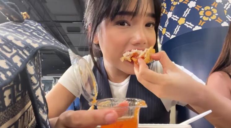 Potret Fuji jajan kaki lima di Thailand. (YouTube/Fuji an)